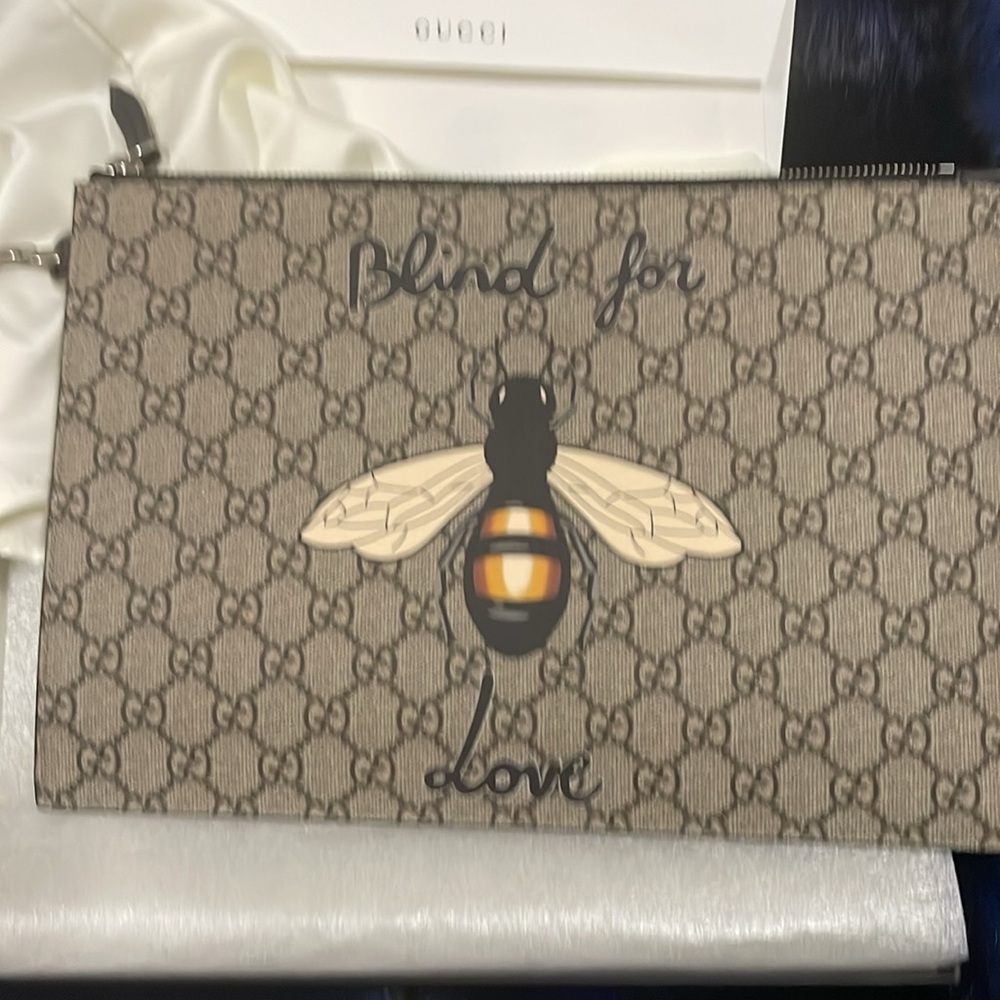 Authentic Gucci clutch never worn no tag does come with box dust bag